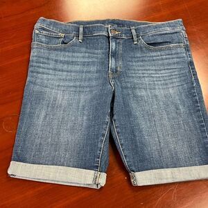 Levi’s Denim Rolled Cuff Bermuda Length Shorts sz 33 EUC